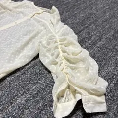 アイボリー ドット柄 フリル袖 シャツ