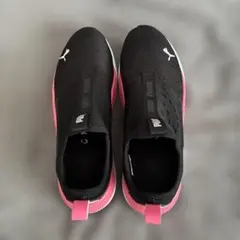 PUMA スリッポン スニーカー ブラック ピンクのサムネイル