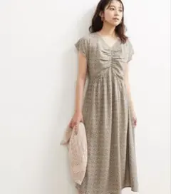 vis 花柄　ワンピース　vネックギャザーワンピース