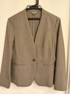 レディース パンツスーツセット　ノーカラージャケット　ブラウン