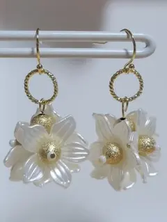 花モチーフ ピアス パールホワイト& ゴールド　イヤリング変更可