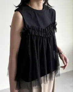 【楽天】黒いフリル付きノースリーブ