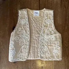 ZARA 刺繍入りベージュベスト 13-14歳
