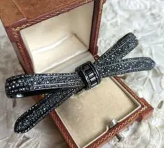 ブラックリボン ブローチラインストーン 結び目はブラックバゲットビジュー 大ぶり