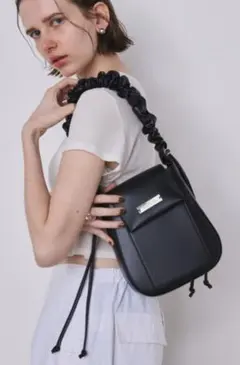 *un/neuアンノイꕤ︎︎ギャザーハンドルフラップ2WAY黒ショルダーバッグ*