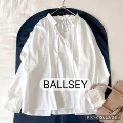 フリルネックブラウス