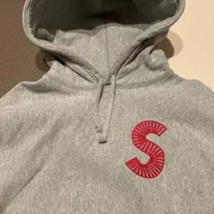 SUPREME ホワイトパーカー S刺繍 supreme ホワイト S刺繍 フード付きパーカー - メルカリ
