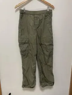 オリーブ色カーゴパンツ