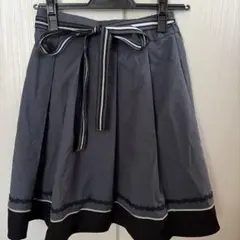 axes femme リボン付きグレーひざ丈スカート