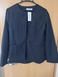 黒のジャケットとパンツセット