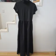黒いハイネック半袖ロングワンピース