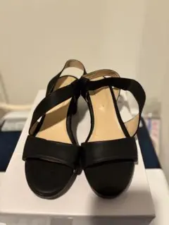 黒いクロスストラップ中ヒールサンダル