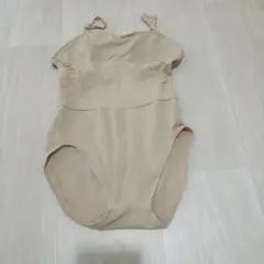 ベージュ ストラップ付きボディスーツ