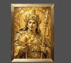 微笑みは福を招き黄金の蓮は運命を咲かせる　毘沙門天の輝き　額縁付きグラフィック