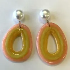 5875 パールとイエローピンクストライプフーブのピアス