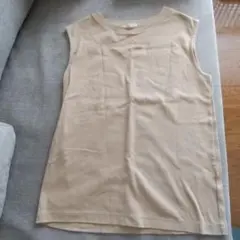 ベージュ ノースリーブ トップス
