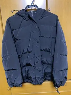 フード付き ブラックダウンジャケット