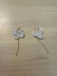 【新品・未使用】ホワイトフラワー　花びら　ピアス ウエディング