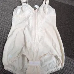 レース付きベージュボディスーツ