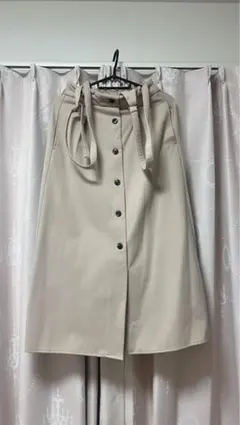 ベージュ ボタン付き ロングスカート