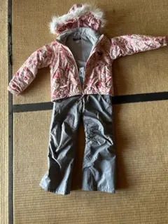 ONYONE子ども用 スキーウェア ピンクとグレー 花柄１３０センチ