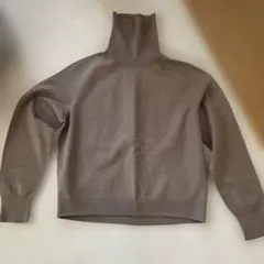 ユニクロ　ベージュ タートルネック ニット 長袖