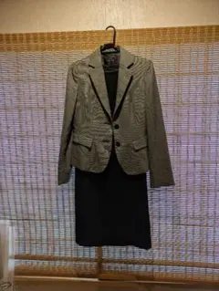 ビジネススーツ上下 ストライプ柄ジャケットと黒ドレス