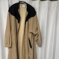 ベージュと黒のロングコートのサムネイル
