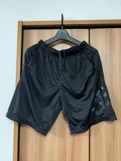デサント　黒のロゴ入り　ハーフパンツ