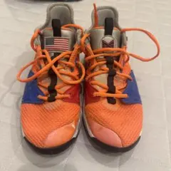 NASAロゴ付きオレンジバスケットボールシューズ