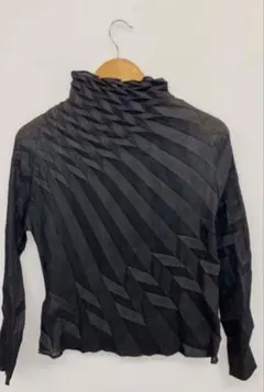 ISSEY MIYAKE me プリーツブラックトップスのサムネイル