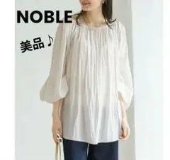 美品 ノーブル ストラップギャザーエアリーブラウス オフホワイトのサムネイル