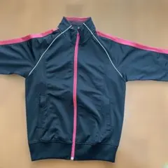 黒とピンクのジップアップジャケット