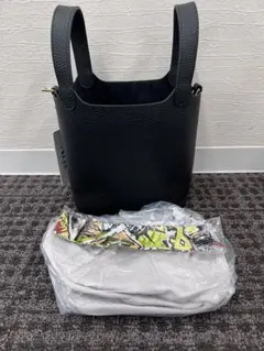 値下げ中！ブラック色レザー バケット型ハンドバッグ　新品　チャーム付き