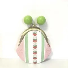 優しいピンクカラーと小さなイチゴ刺繍が可愛い小さながま口(ライトグリーン大玉付)