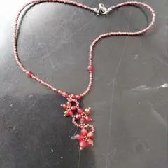 赤い花デザインのビーズネックレス
