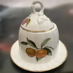 ヨーロッパ　ハンドメイドの磁器・陶器　蓋付きボウル ぶどうモチーフ 三脚付き ヨーロッパ ハンドメイドの磁器・陶器 蓋付きボウル ぶどうモチーフ