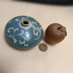 239.青と白の装飾 陶器 円盤型と木彫のりんご、