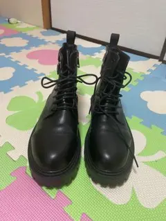 黒のレースアップミリタリーブーツ