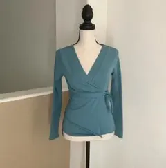 青色ラップスタイルトップス