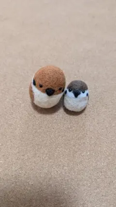 りすの親子（羊毛フェルト）ハンドメイド ハンドメイド 羊毛フェルト すずめ 親子 - メルカリ