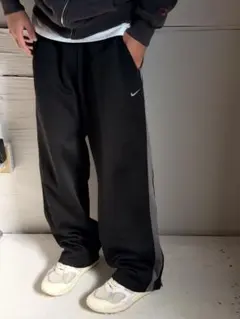 極太 NIKE XLサイズ ダブルニー バギーカーゴパンツ Y2K HIPHOP 超極太 NIKE OVERSIZED バギースウェットパンツ 黒 Mサイズ - メルカリ