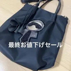 ビジュー装飾の黒いショルダーバッグ