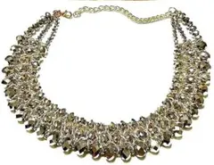 エレガントなゴールドグレーのチョーカー