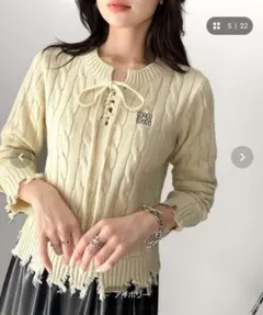 アイボリー ケーブル編み クロップドニット