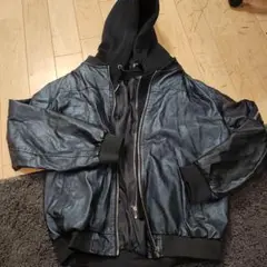 フード付き黒合成皮革ボンバージャケット