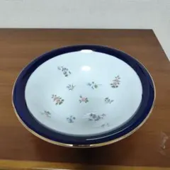 파란색과 흰색 꽃 패턴 도자기 그릇