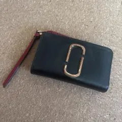 MARC JACOBS 二つ折り財布 ブラック×ワインレッドのサムネイル