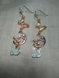 青い鳥と中の小鳥を蝶々が運んで来た