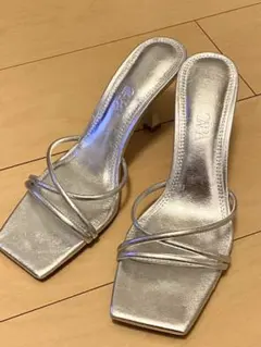 ZARA メタリックサンダル